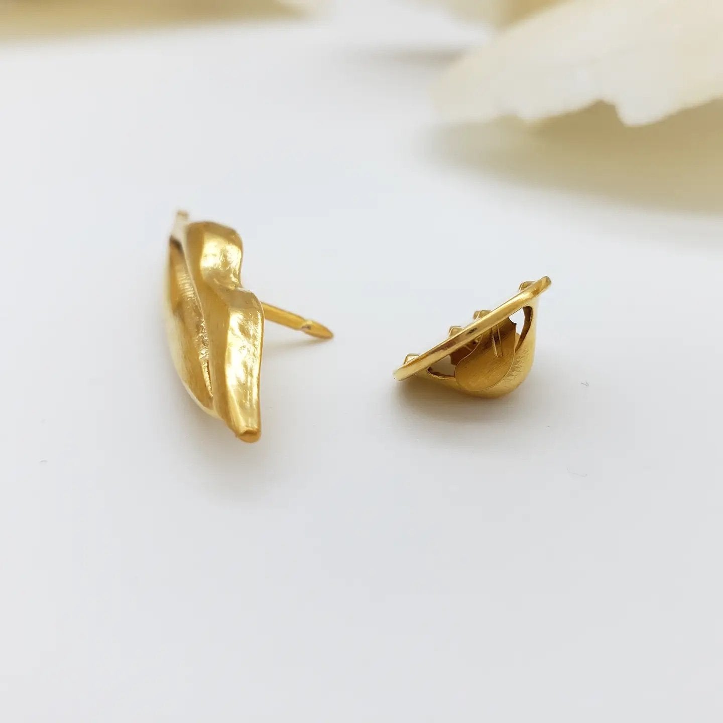 Gold Lips Lapel Pin