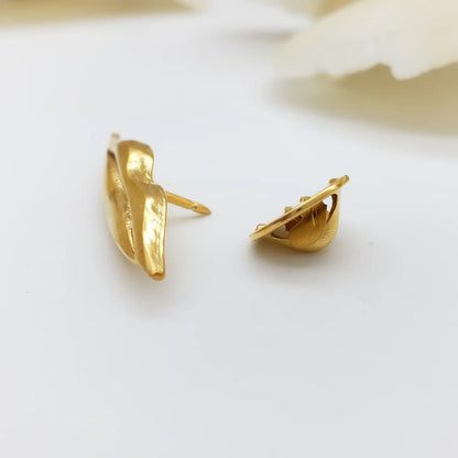 Gold Lips Lapel Pin